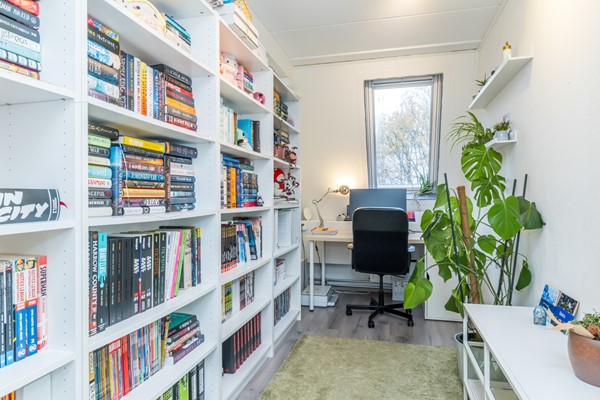 Foto - Te koop: Op goede, rustige en centrale locatie in Eikenderveld gelegen instapklare tussenwoning met 2 slaapkamers, berging op de begane grond en een dakterras. 